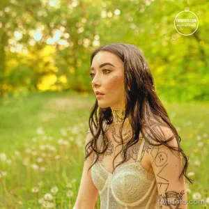 Фото тату на теле девушки. Небольшие, изящные рисунки, включая сердечки и абстрактные линии. Идеально для тех, кто предпочитает минимализм и женственность.