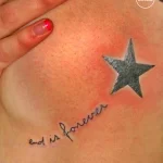 Фото тату с изображением звезды и надписи 'end is forever'. Черно-серая татуировка с минималистичным дизайном. Небольшая татуировка на руке.