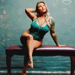 Фото девушки с татуировками на теле. Стильная и привлекательная фотография, демонстрирующая искусство татуировки. Татуировки в виде цветов и узоров.