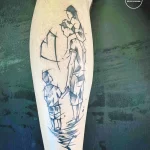 Фото тату в стиле line art с изображением пары на фоне корабля. Минималистичный рисунок с тонкими линиями.
