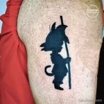 Фото тату черного силуэта кота на руке. Минималистичный рисунок с выразительными формами.