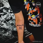 Фото тату с изображением логотипа Metallica и персонажа Naruto на икре. Сочетание музыкальной и аниме тематики.
