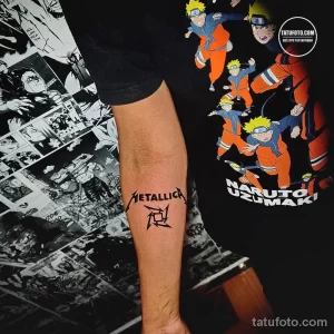 Фото тату с изображением логотипа Metallica и персонажа Naruto на икре. Сочетание музыкальной и аниме тематики.