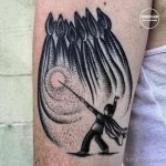 Фото тату с изображением дирижера, управляющего нотами. Черно-белый рисунок в стиле дотворк с точечной техникой.