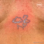 Фото тату: Простая татуировка облаков и луны на груди мужчины. Рисунок выполнен в тонких линиях.