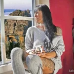 Фотография реалистичной татуировки тигра на бедре женщины. Детализированная проработка шерсти, глаз и мускулатуры животного.