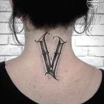 Фото тату, изображающее римскую цифру V на затылке. Простой и лаконичный рисунок татуировки выполнен черными линиями.