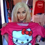 Фото тату: красочная татуировка с изображением Hello Kitty, расположенная на руке женщины. Милый и оригинальный рисунок татуировки.