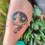 Фото татуировки с изображением персонажа из мультфильма Powerpuff Girls на руке. Яркий и красочный рисунок татуировки.