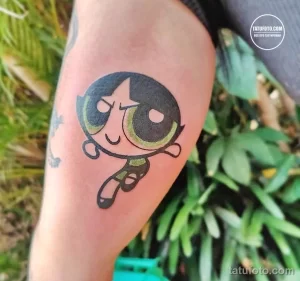 Фото татуировки с изображением персонажа из мультфильма Powerpuff Girls на руке. Яркий и красочный рисунок татуировки.
