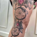 Фото татуировки на руке: ловец снов с сердцем в центре, выполненный в стиле blackwork с использованием черных чернил и геометрических узоров.