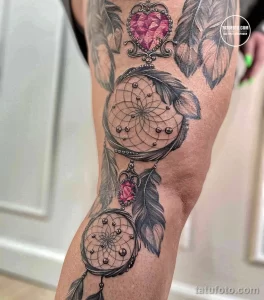 Фото татуировки на руке: ловец снов с сердцем в центре, выполненный в стиле blackwork с использованием черных чернил и геометрических узоров.