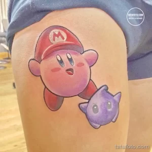Фото тату: Яркая и красочная татуировка с изображением персонажей Nintendo – Kirby и Waddle Dee. Идеальный выбор для поклонников видеоигр.
