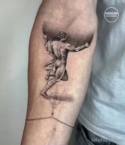 Фото тату в стиле blackwork с изображением античного героя, несущего на плечах глобус, выполненного на руке в черно-белой гамме.