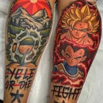 Фото тату на ногах: две татуировки рядом друг с другом - сцена из Dragon Ball Z с Веджетой и Гоку, и велосипедная тематика с горами и надписью 'Cycle or Die'.
