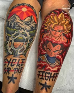 Фото тату на ногах: две татуировки рядом друг с другом - сцена из Dragon Ball Z с Веджетой и Гоку, и велосипедная тематика с горами и надписью 'Cycle or Die'.