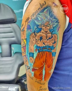 Фото тату: красочная татуировка персонажа Гоку из аниме Dragon Ball на плече, выполненная в стиле аниме.