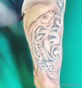 Фото тату: сложный кельтский узор, выполненный в технике dotwork (точечная техника), украшает руку. Эскиз татуировки выглядит изящно и таинственно.