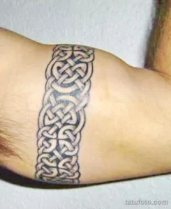 Фото тату кельтского узора на предплечье, выполненного в технике blackwork. Узор состоит из переплетенных узлов и выглядит стильно и графично.
