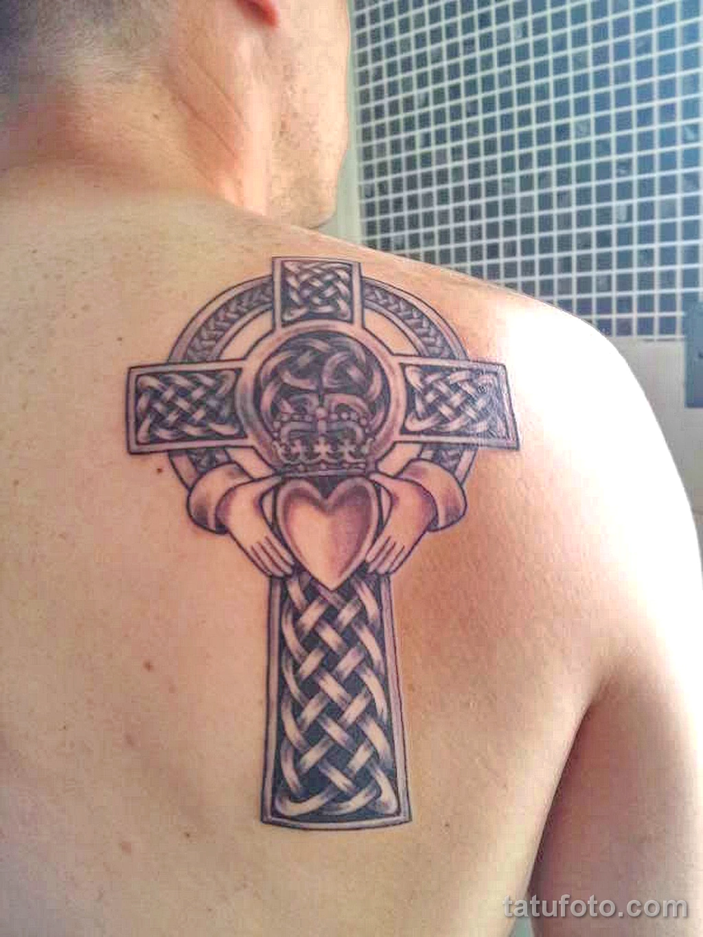 Кельтский крест на спине тату