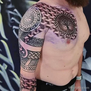 Фото тату: масштабная татуировка в стиле Blackwork, покрывающая плечо, грудь и часть спины, с использованием кельтских узоров, изображения ворона и геометрических фигур.