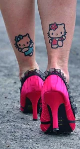 Фото тату на лодыжках: две милые Hello Kitty в разных позах и цветах. Нежный и женственный рисунок татуировки.