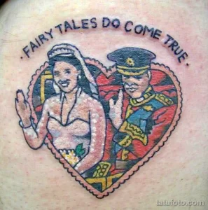 Фото тату пары в свадебных нарядах внутри красного сердца с надписью 'Fairy Tales Do Come True'. Яркий, красочный рисунок татуировки.
