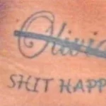 Фото тату: татуировка имени "Olivia" и фразы "Shit Happens" на коже, выполненная простым шрифтом.