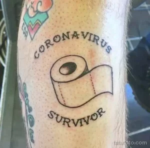 Фото тату с изображением рулона туалетной бумаги и надписью 'Coronavirus Survivor'. Ироничный и запоминающийся рисунок, выполненный в простом стиле.