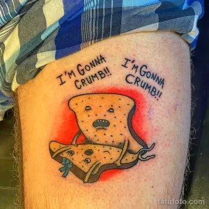 Фото тату тоста с грустным выражением лица и надписью 'I'M GONNA CRUMB!!'. Забавный рисунок татуировки, пример использования юмора.