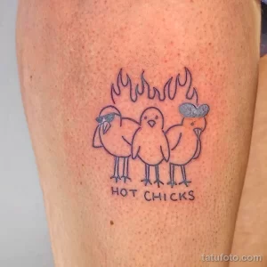 Фото тату на руке: три желтых цыпленка с надписью 'HOT CHICKS' в doodle-стиле.