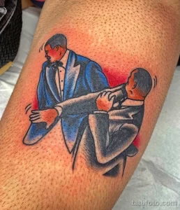 Цветная татуировка на ноге, изображающая мужчину и женщину, танцующих в стиле ретро. Яркие цвета и четкие контуры в стиле олдскул.