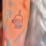 Небольшое тату с изображением робота Bender из мультсериала Futurama на руке. Черно-белый рисунок в минималистичном стиле.