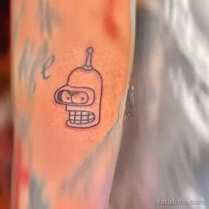 Небольшое тату с изображением робота Bender из мультсериала Futurama на руке. Черно-белый рисунок в минималистичном стиле.