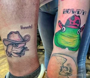 Фото двух татуировок лягушек в ковбойских шляпах с надписью "Howdy!" на ногах. Рисунок татуировки выполнен в разных стилях: одна в черном, другая в цвете.