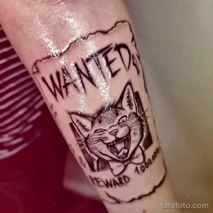 Фото тату: реалистичное изображение кошки в стиле старого розыскного листка 'Wanted' с наградой 1.000.000.