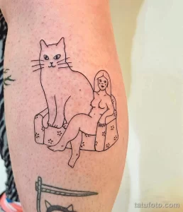 Необычное фото тату в стиле line art, изображающее обнаженную девушку, сидящую на кошке на бедре.