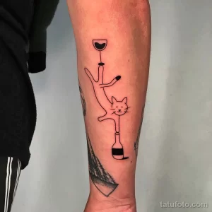Изящное фото тату в стиле line art, изображающее кошку, тянущуюся к бокалу вина на руке.