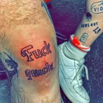 Фото тату на ноге: надпись "Fuck Purche", выполненная красным цветом. Простой и дерзкий рисунок татуировки.