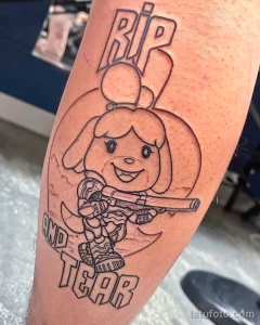 Цветное тату на бедре с изображением персонажа Isabelle из Animal Crossing, держащей оружие, и надписями 'RIP' и 'AND TEAR'. Необычный рисунок татуировки.