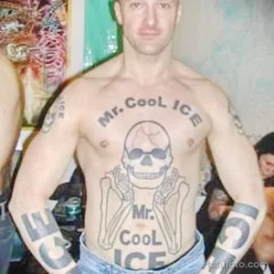 Фотография татуировки на груди и руках с изображением черепа и надписи "Mr. Cool Ice". Татуировка выполнена в стиле олдскул.