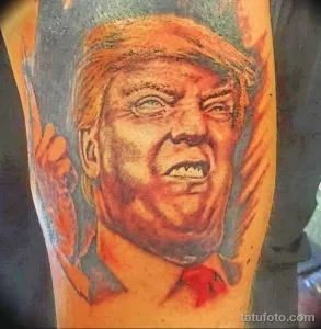 Фотография татуировки с изображением Дональда Трампа на руке. Необычный и провокационный рисунок татуировки, вызывающий неоднозначные эмоции.