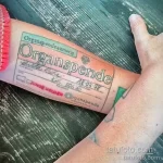 Фотография татуировки на руке, имитирующей медицинскую карточку донора органов. Необычный и запоминающийся рисунок татуировки.