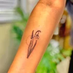 Фото тату цветок подснежника 19.04.22 №0027 - snowdrop flower tattoo tatufoto.com