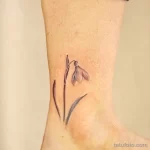 Фото тату цветок подснежника 19.04.22 №0034 - snowdrop flower tattoo tatufoto.com