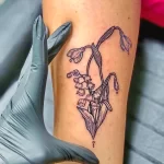 Фото тату цветок подснежника 19.04.22 №0064 - snowdrop flower tattoo tatufoto.com