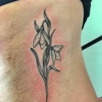 Фото тату цветок подснежника 19.04.22 №0068 - snowdrop flower tattoo tatufoto.com