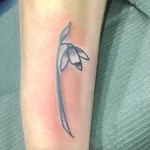 Фото тату цветок подснежника 19.04.22 №0103 - snowdrop flower tattoo tatufoto.com