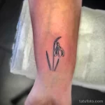 Фото тату цветок подснежника 19.04.22 №0140 - snowdrop flower tattoo tatufoto.com