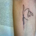 Фото тату цветок подснежника 19.04.22 №0151 - snowdrop flower tattoo tatufoto.com
